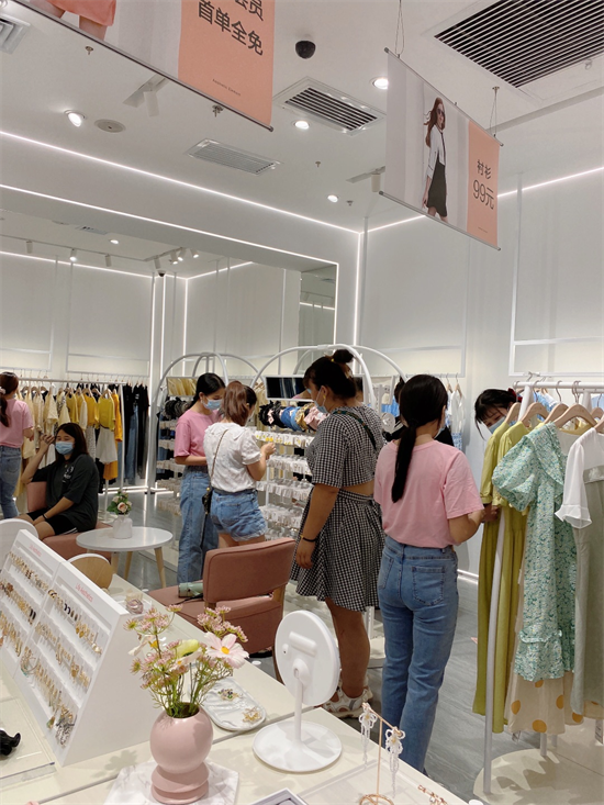 年轻妈妈创业选择哪个女装品牌更合适?
